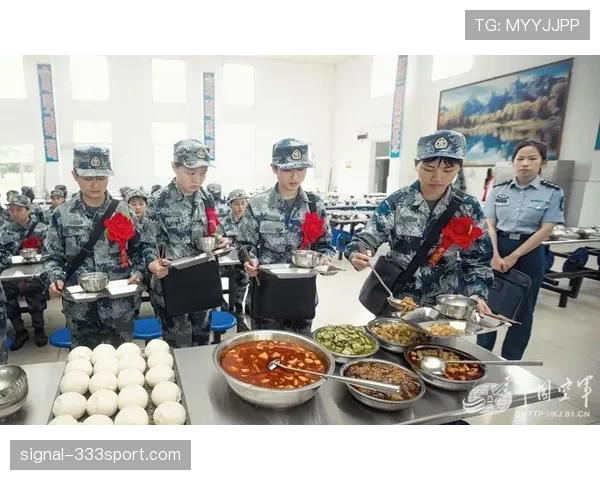 覃海洋的家里连沙发都没，训练结束拿几块馒头当宵夜？