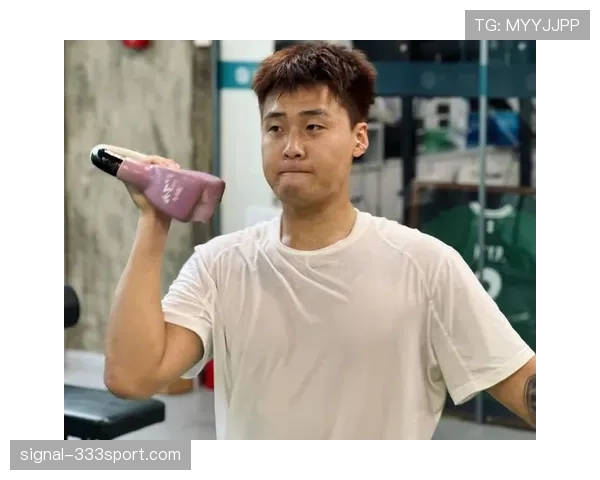 赵睿训练完直接拎两袋蛋白粉去夜店？